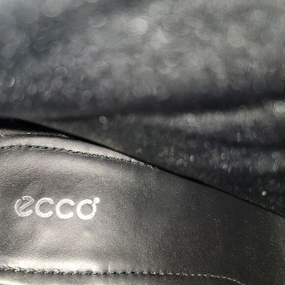 Ecco Black Leather Booties with Zipper Closure and Button Detail. Size 41. - Picture 10 of 10